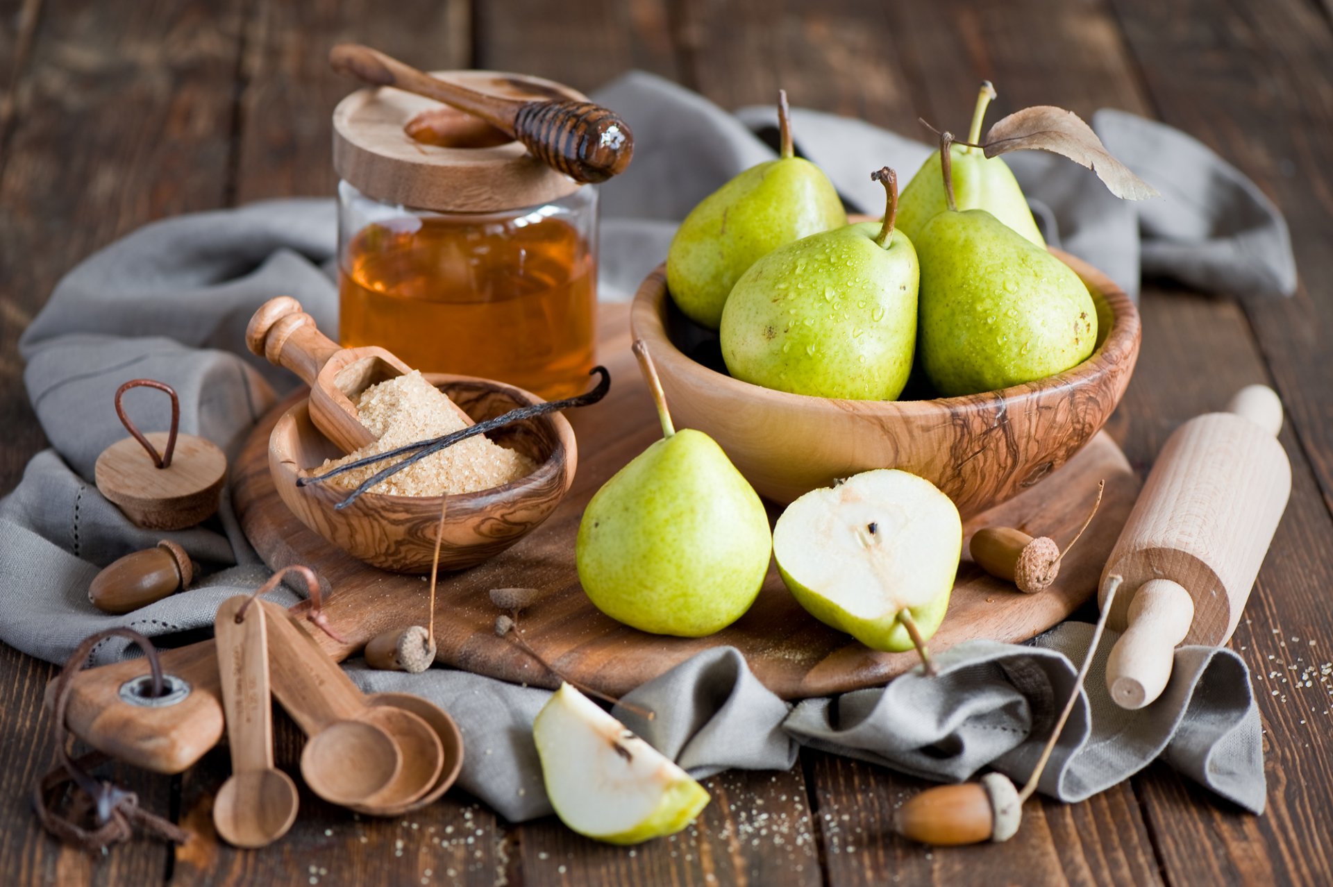 peras fruta verde miel tarro cuchara azúcar vainilla vajilla naturaleza muerta