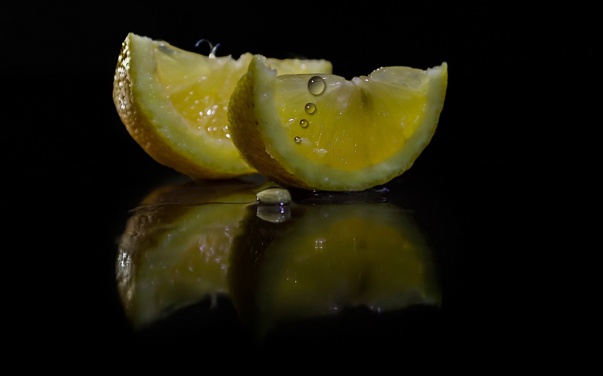 zitrone scheiben saft tropfen dunkler hintergrund reflexion