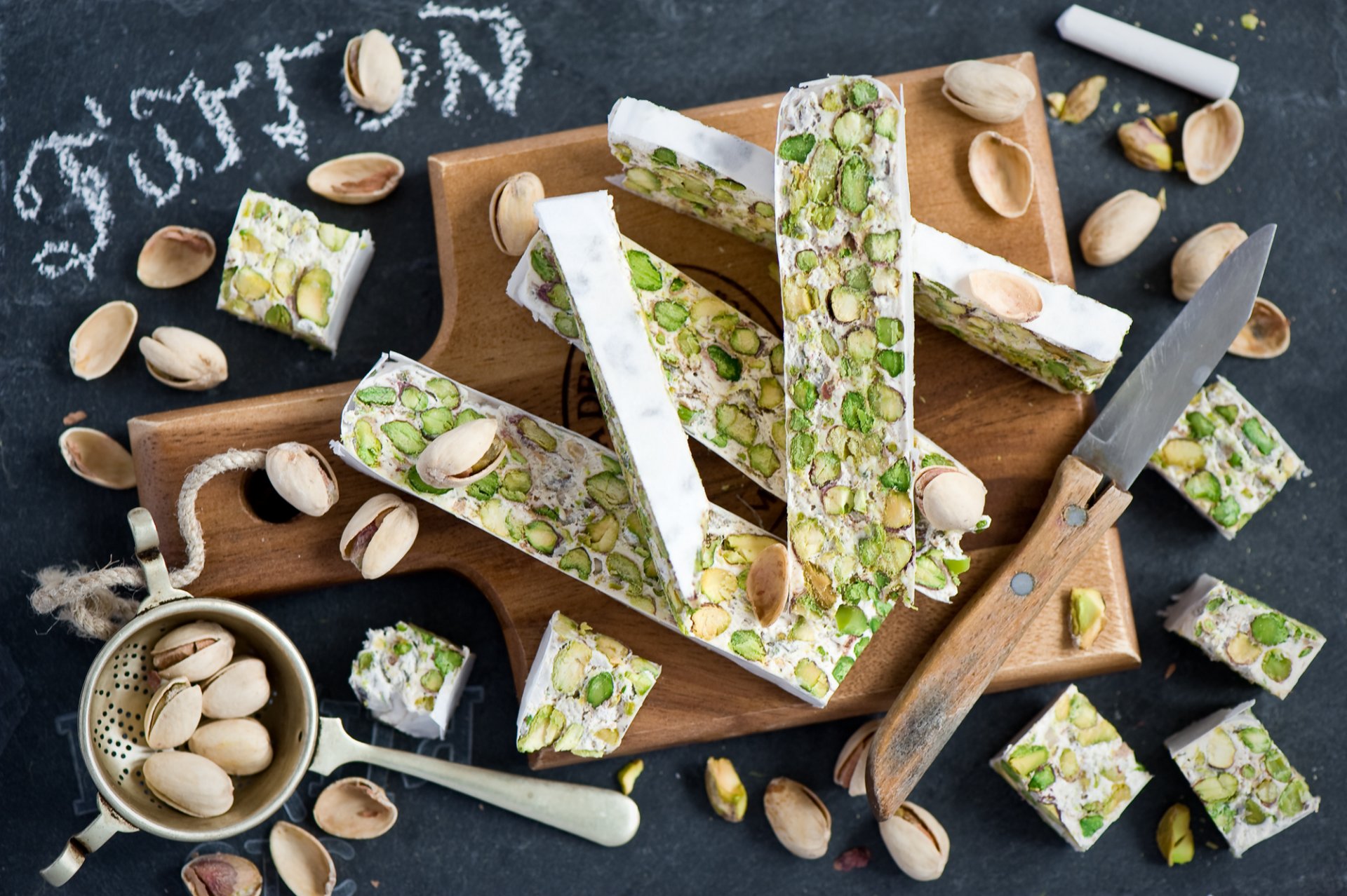 dulces postre frutos secos pistachos turrón turrón tabla cuchillo anna verdina