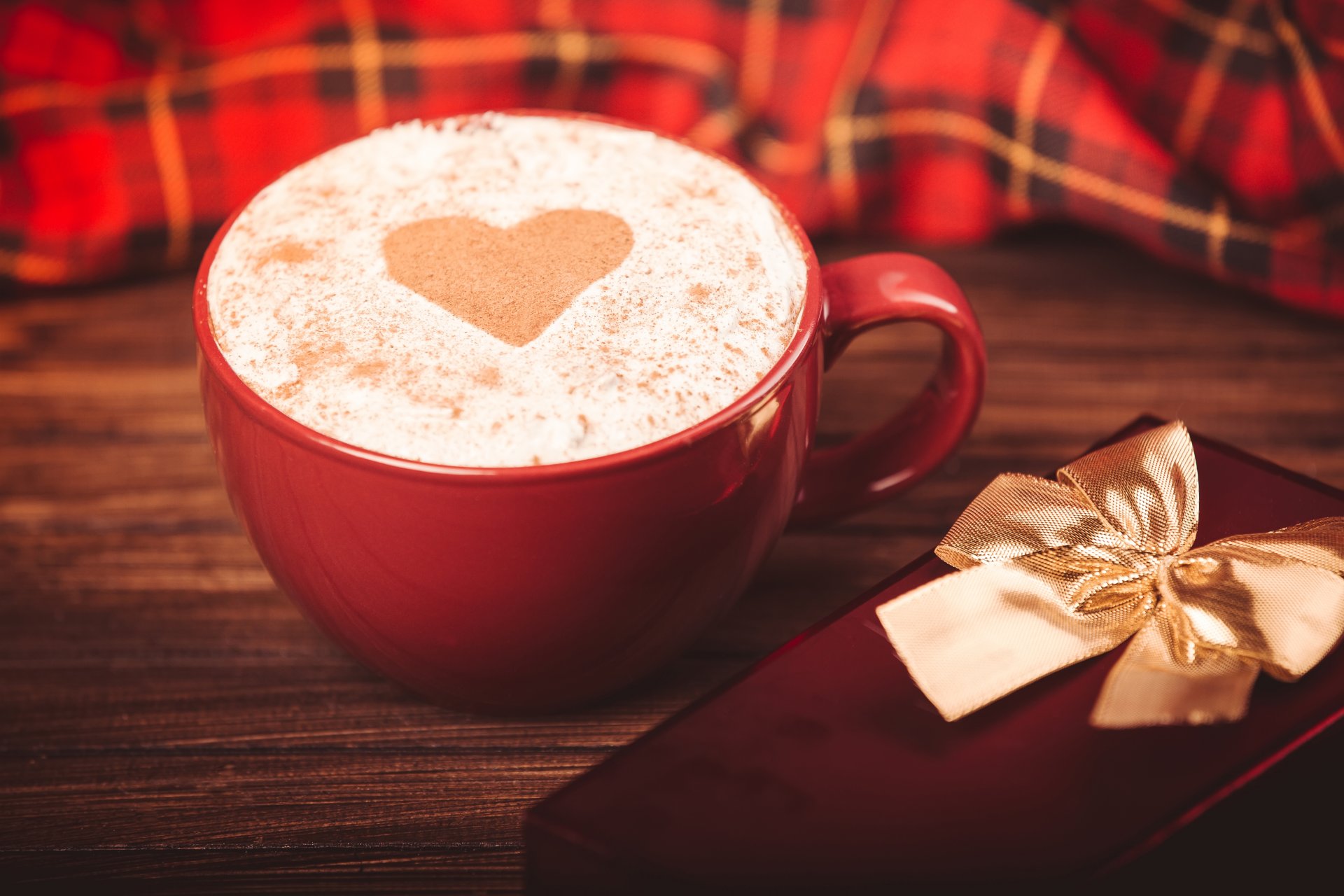 cappuccino tazza di caffè rosso schiuma cuore cuore contenitore di regalo