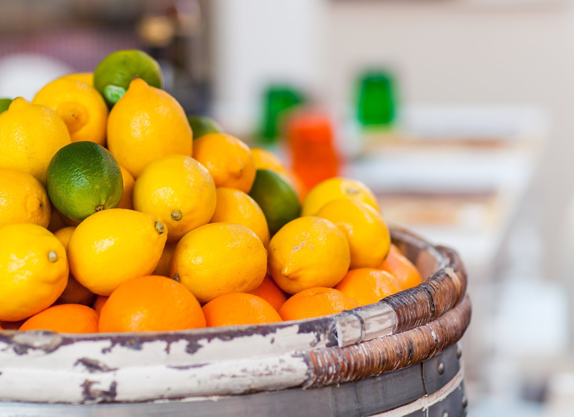 limones naranjas lima cítricos fruta barril enfoque desenfoque