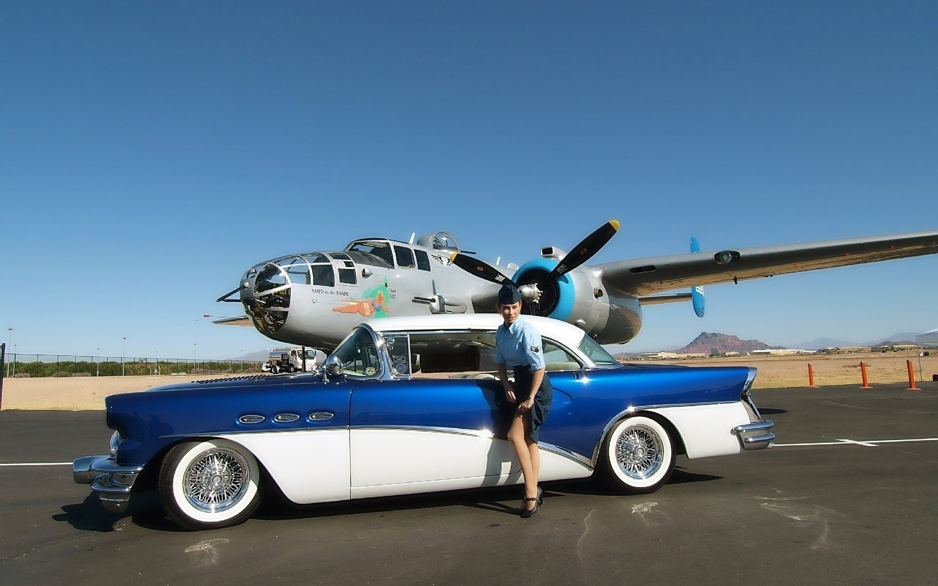 aereo auto macchinari auto ragazza figa gonna calze rarità cielo montagna campo d aviazione scarpe gambe