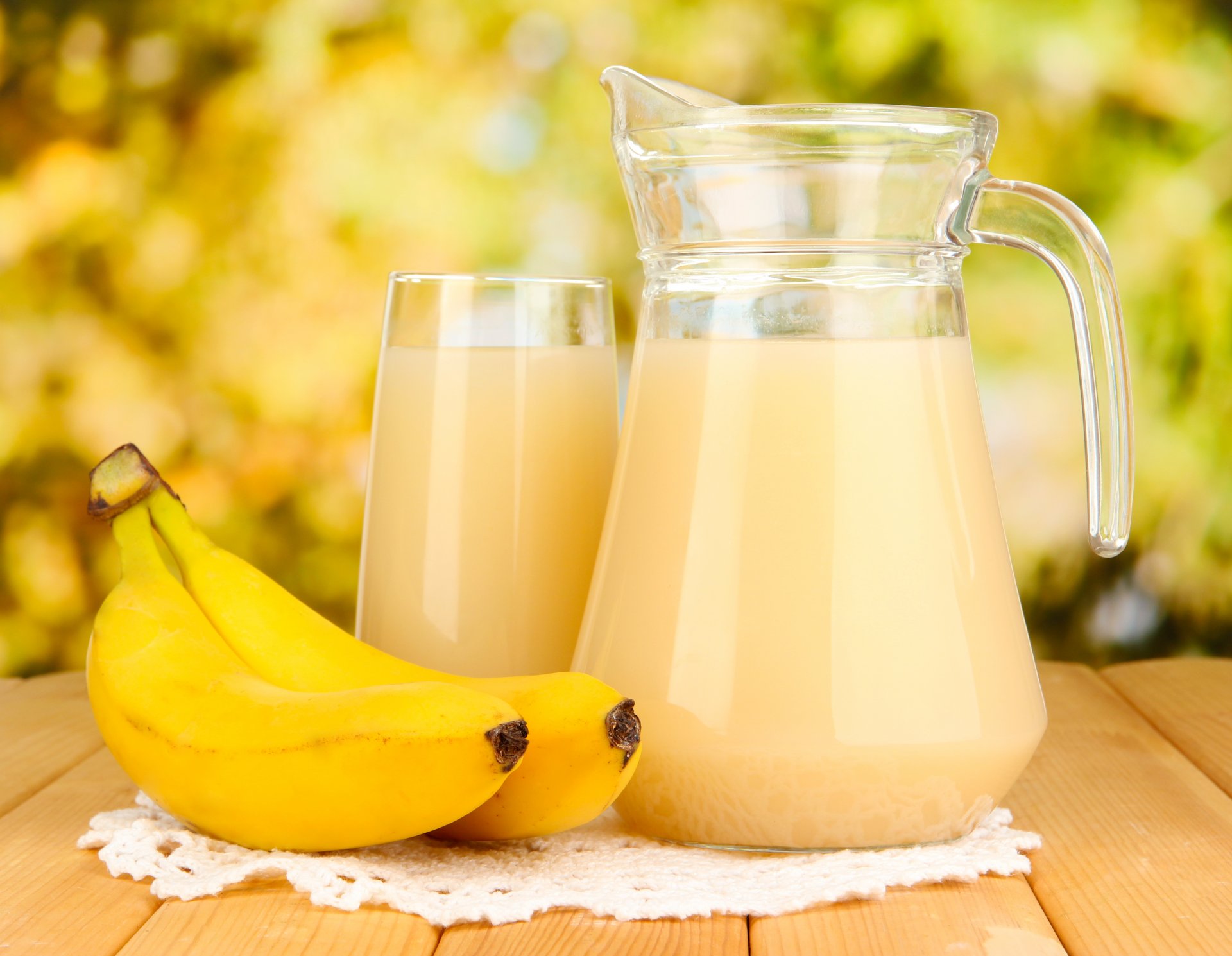 tavolo tovagliolo caraffa bicchiere banane succo