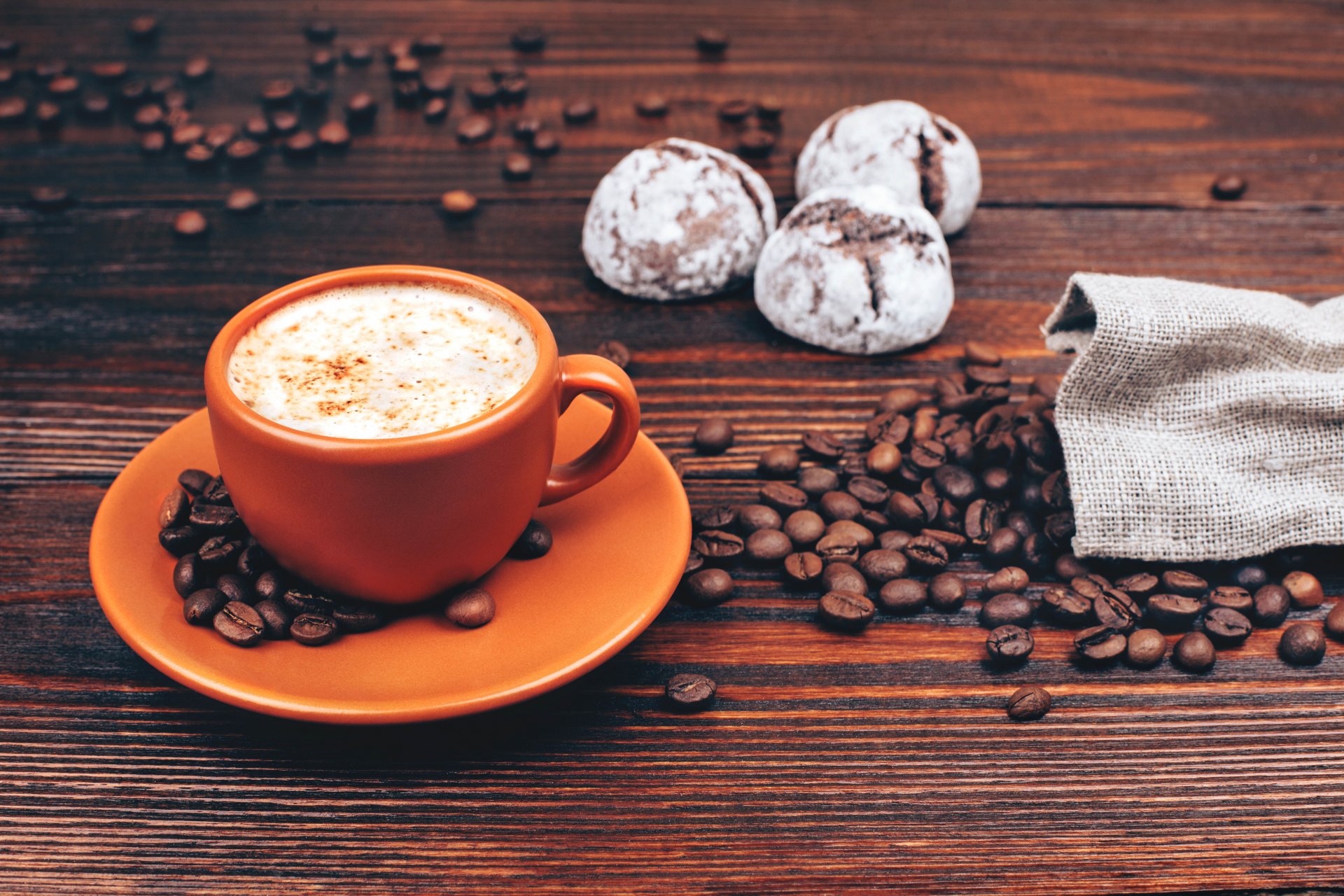 cibo caffè cappuccino mattina mattina tavolo tazza sacchetto chicchi di caffè caramelle yum-yum sfondo sfocatura bokeh carta da parati