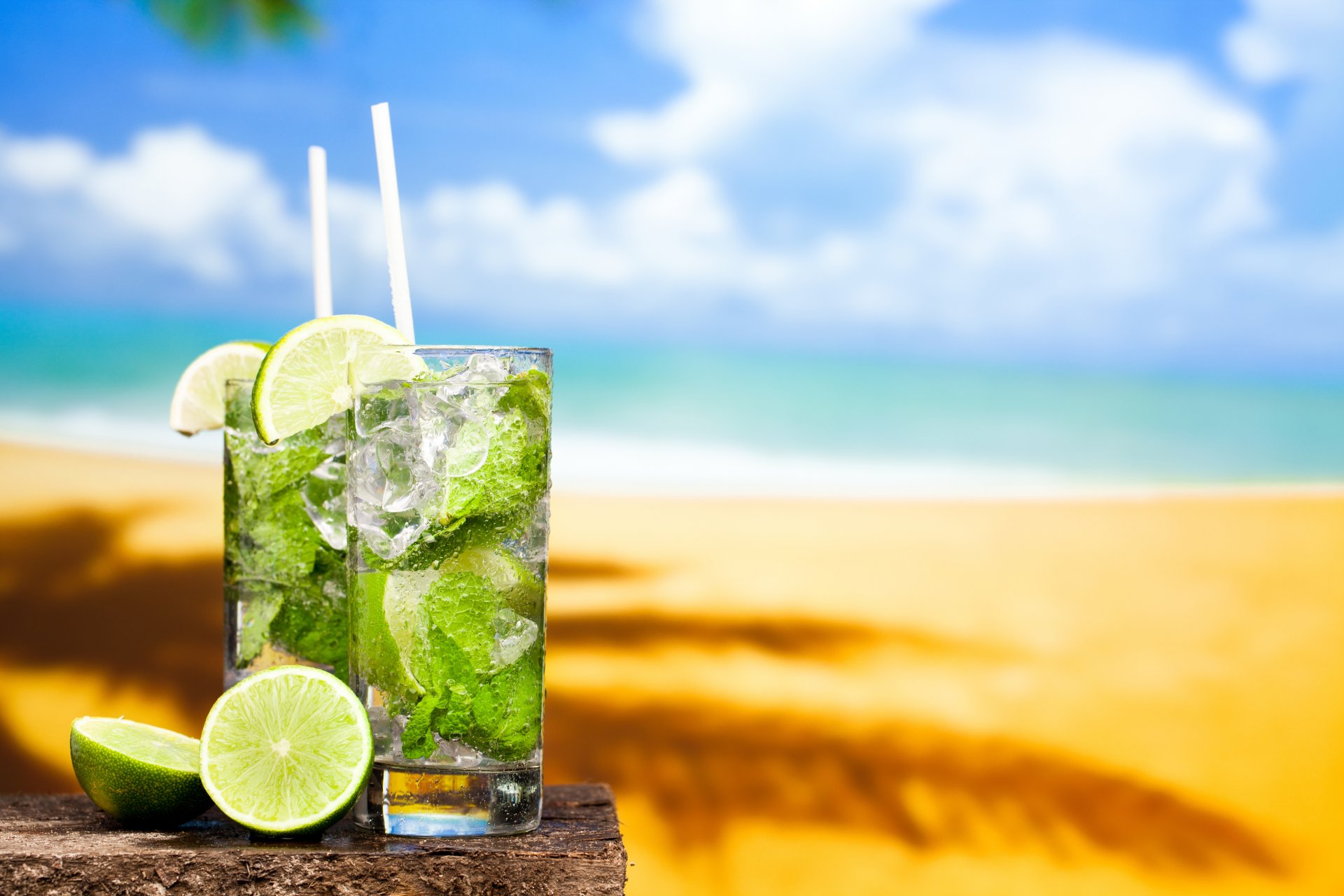 tropicale cocktail mojito bere lime fresco spiaggia sole sabbia mare lime