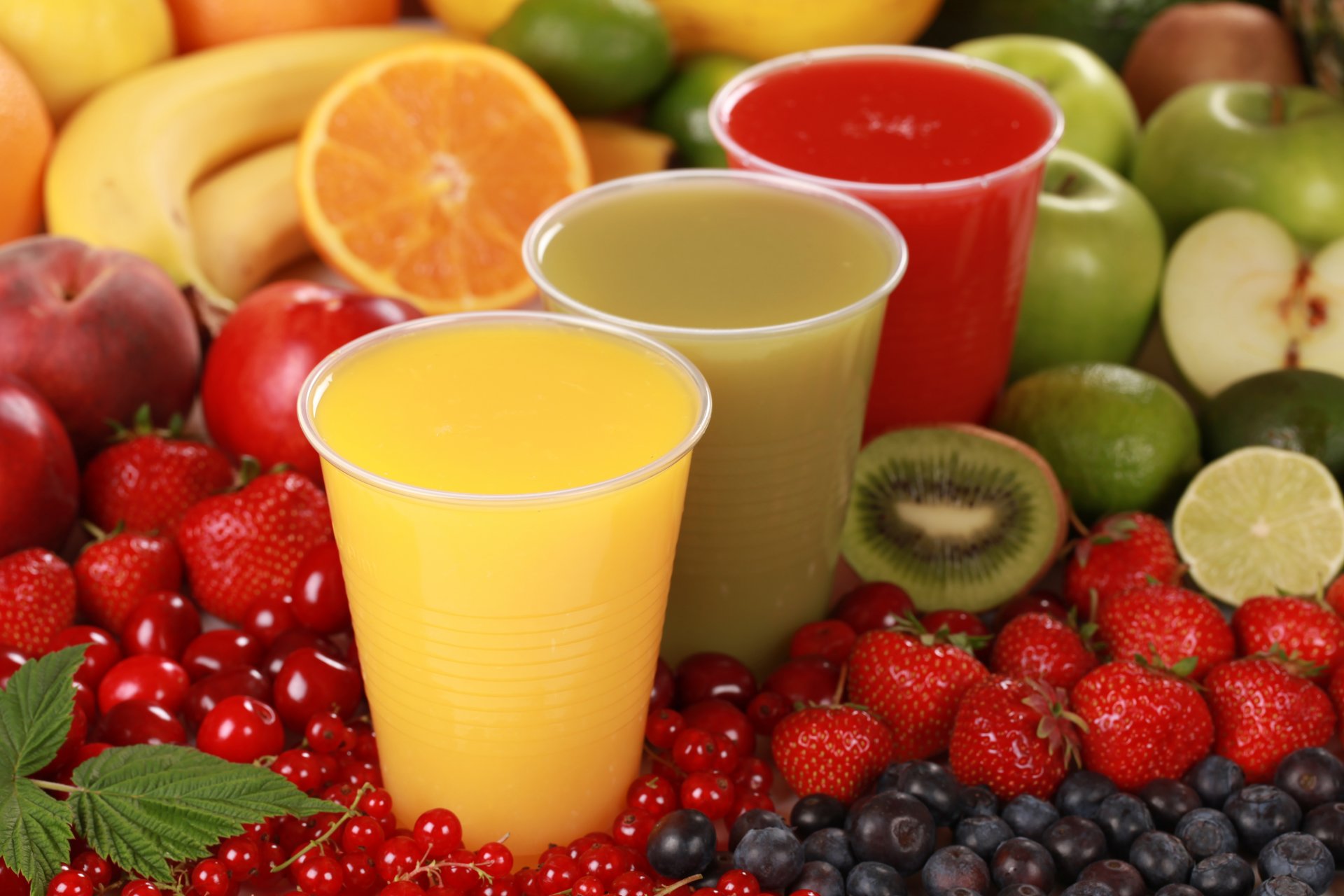 orange kiwi strawberry juices fruits apple berrie