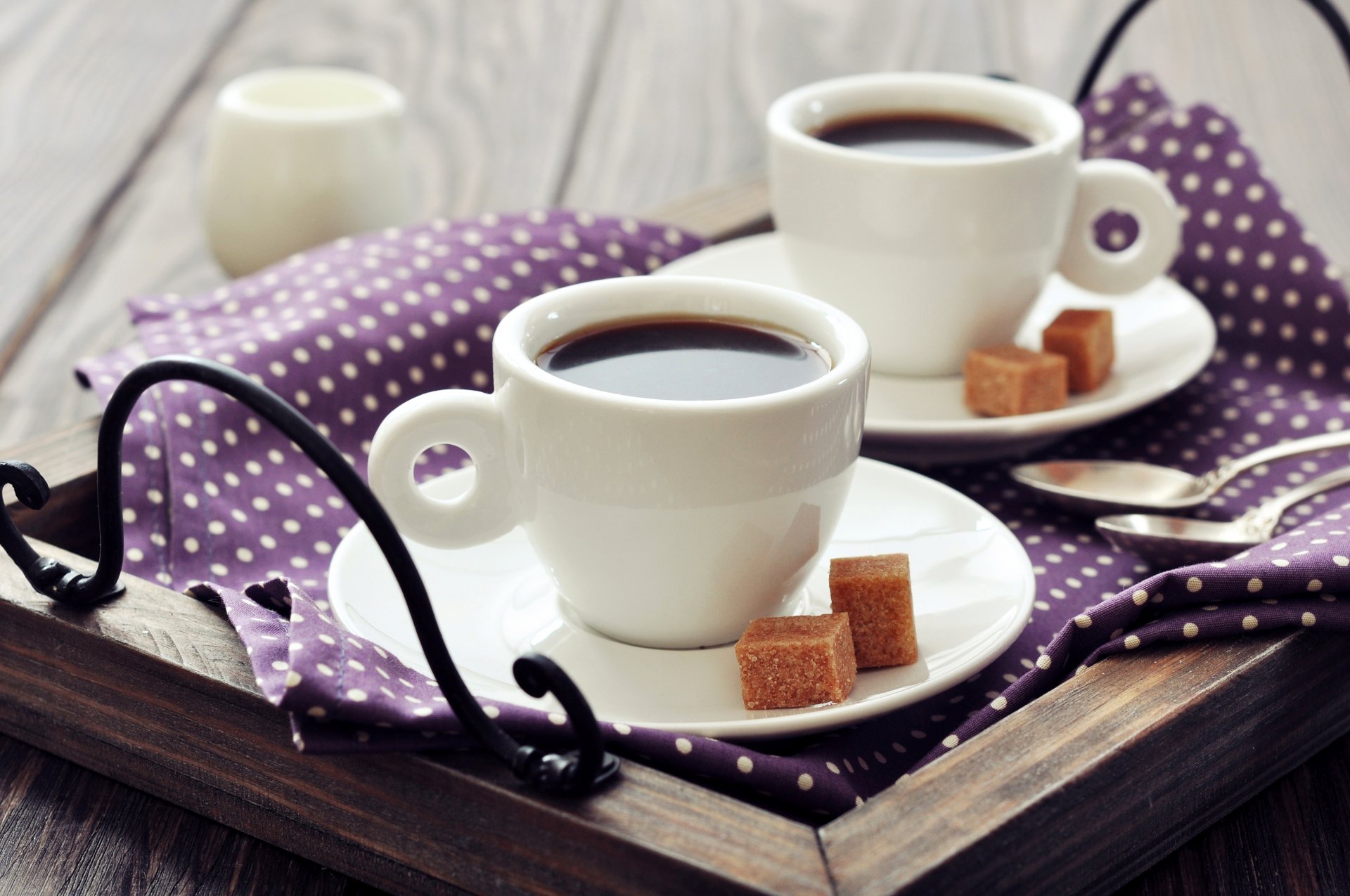 kaffee tassen milch zucker würfel löffel serviette frühstück tablett