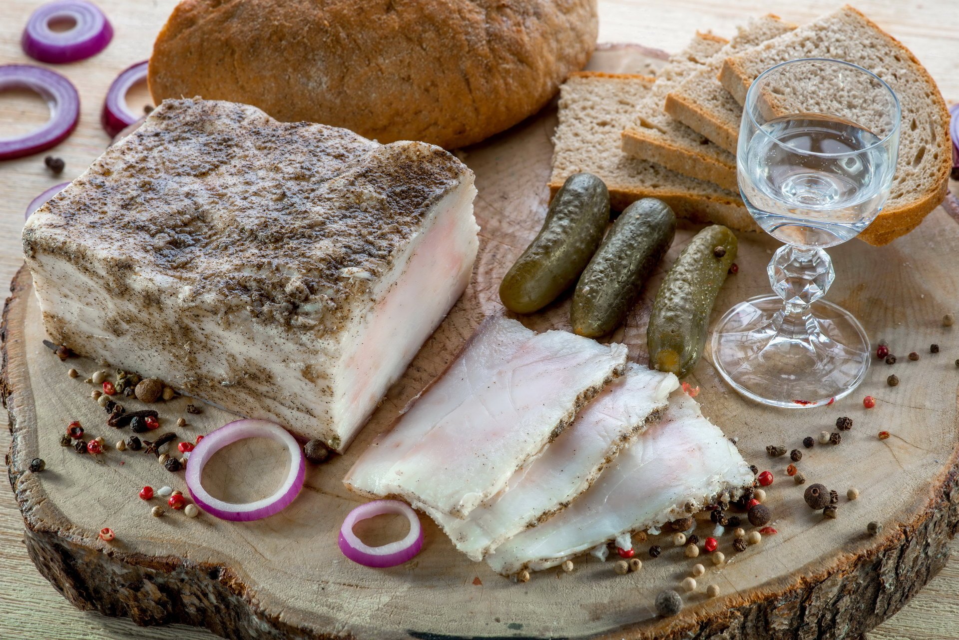 productos cárnicos pan pepinos especias manteca de cerdo vaso comida foto