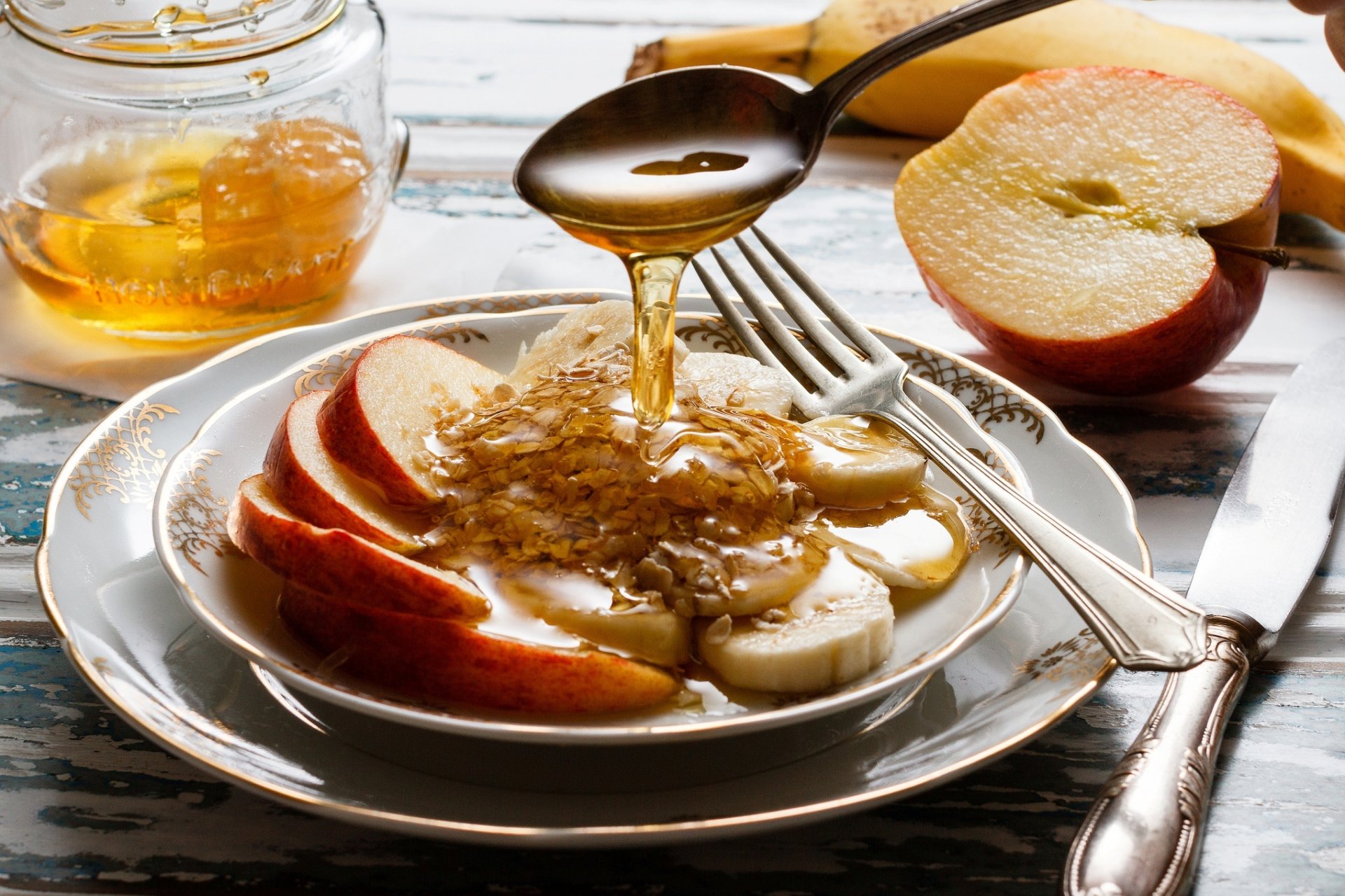 colazione mele banane miele muesli cucchiaio forchetta coltello piatti