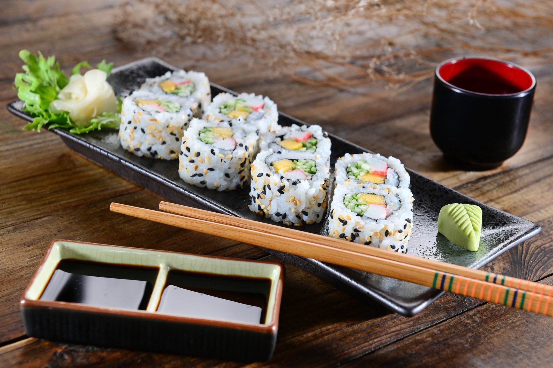 cuisine japonaise sushi rouleaux gingembre salade sauce soja bâtons rouleaux