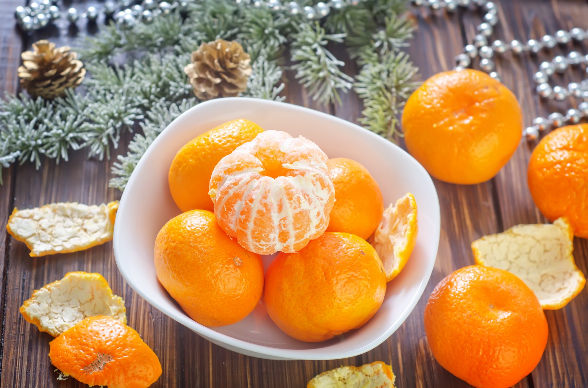 mandarinas cítricos fruta naranja cáscara plato ramas abeto cuentas vacaciones invierno