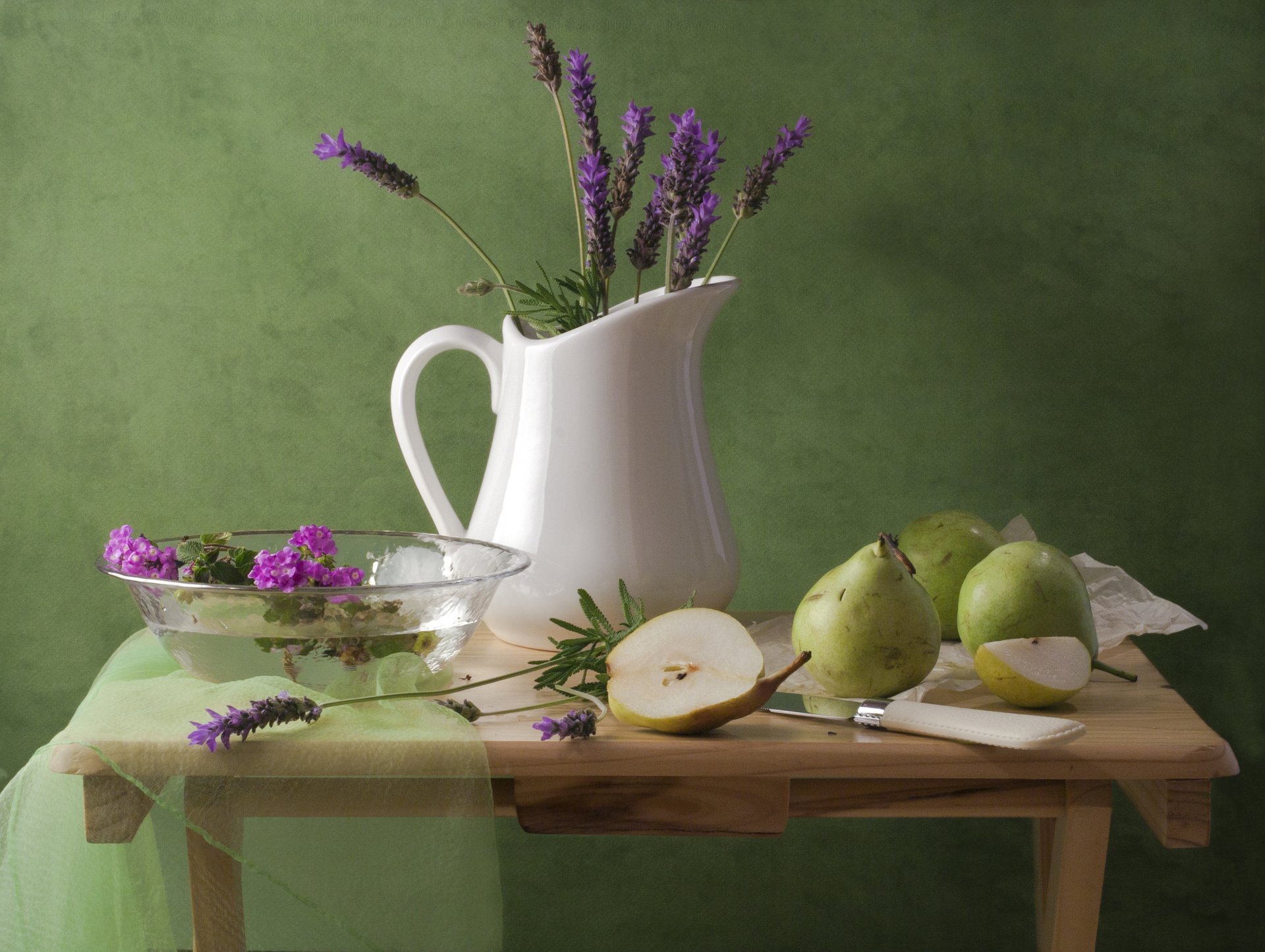 natura morta brocca fiori lavanda pere coltello tavolo