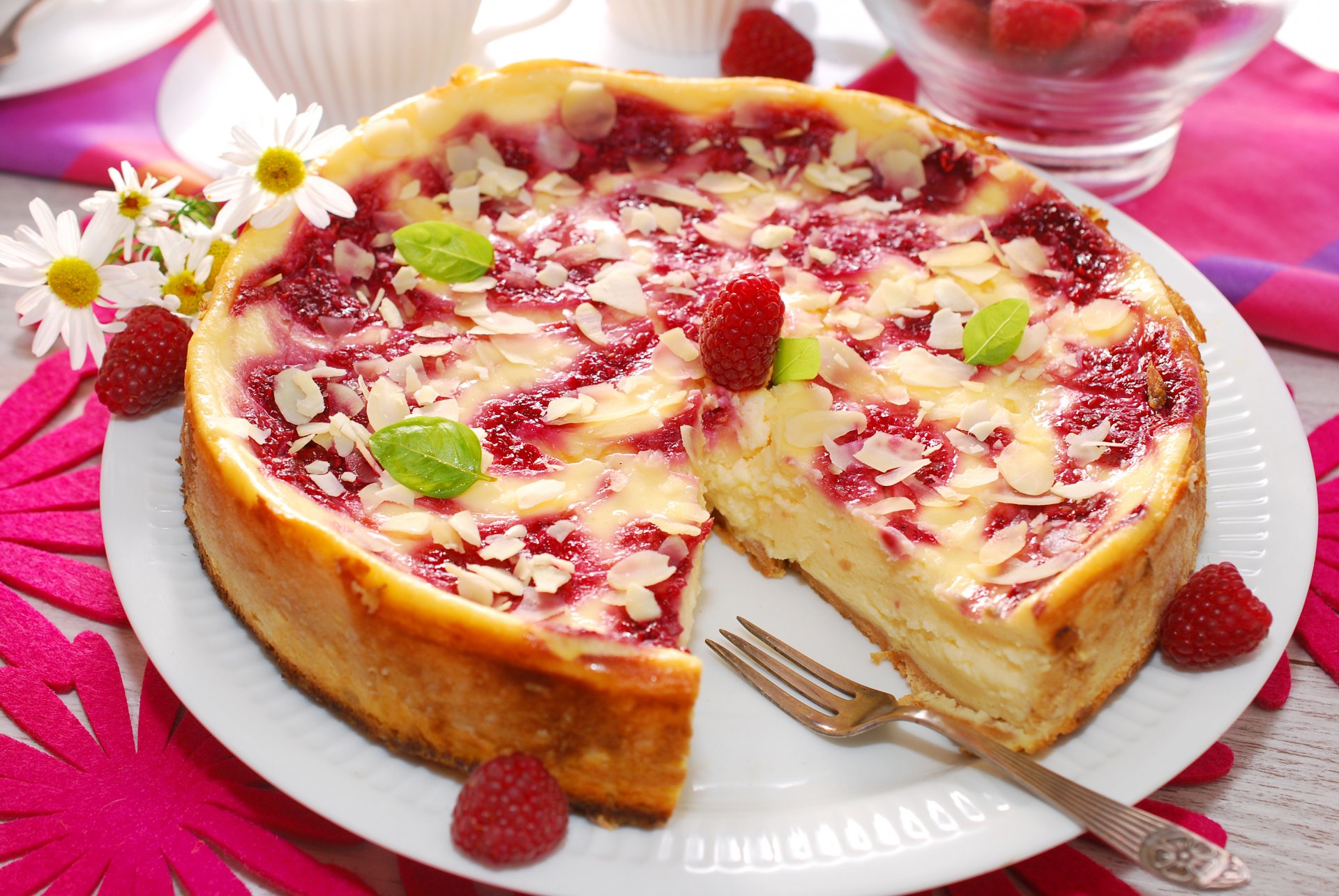 fleurs de camomille tarte aux fruits baies framboises feuilles