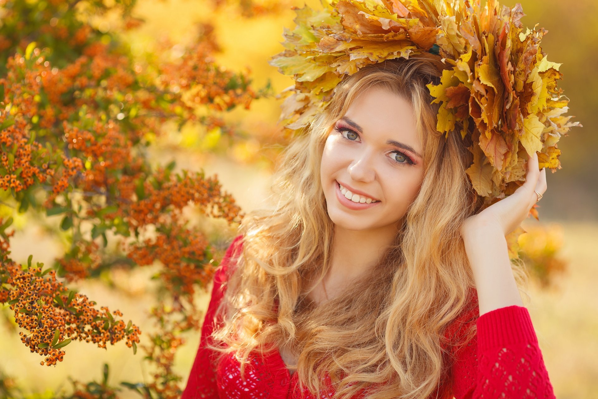 autumn girl blonde makeup smile look wreath leave