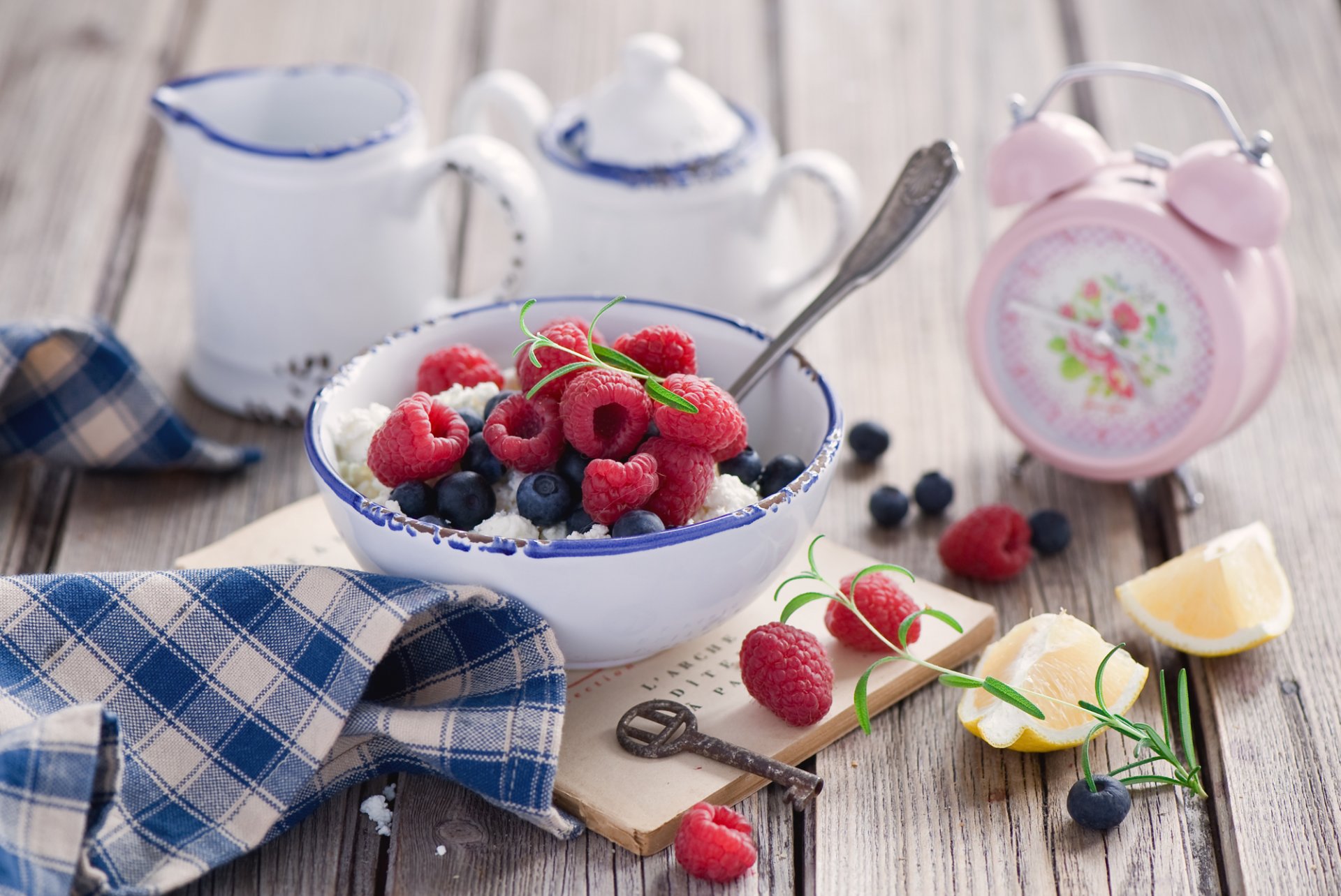 hüttenkäse beeren wecker himbeeren blaubeeren schlüssel