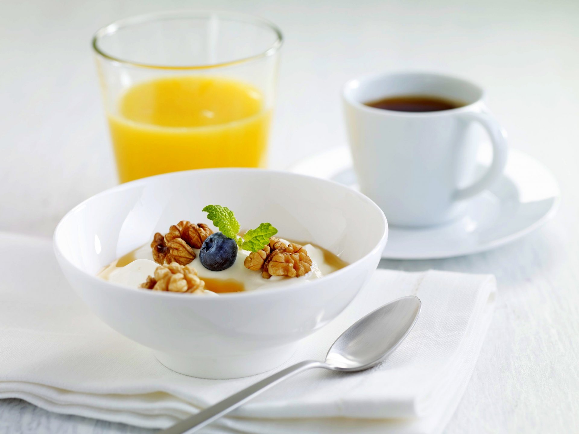 colazione latte miele caffè succo di frutta mirtilli noci tazza noci muesli