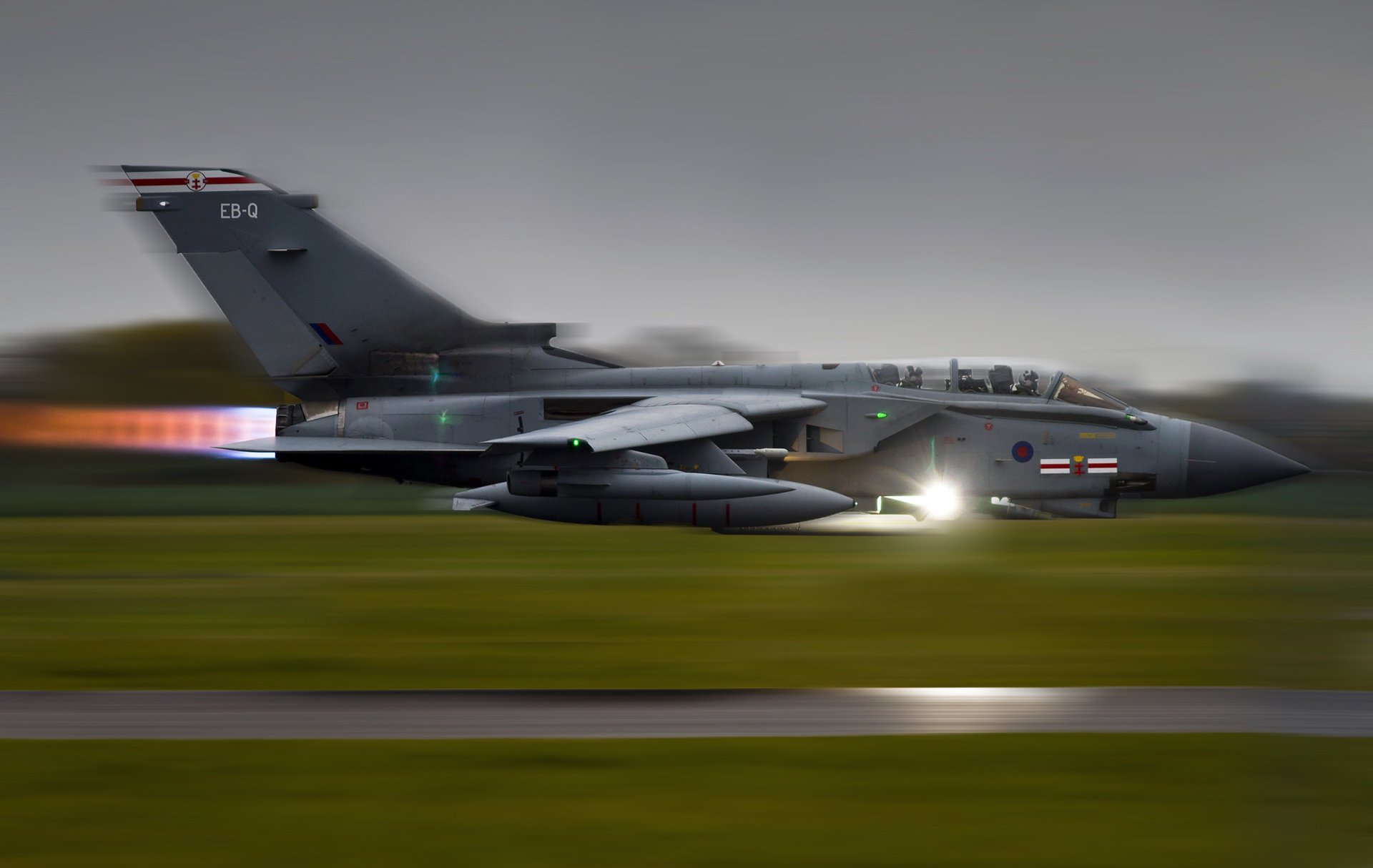 décollage avion combattant vitesse vol puissance aérodrome bande lumière feu pilotes