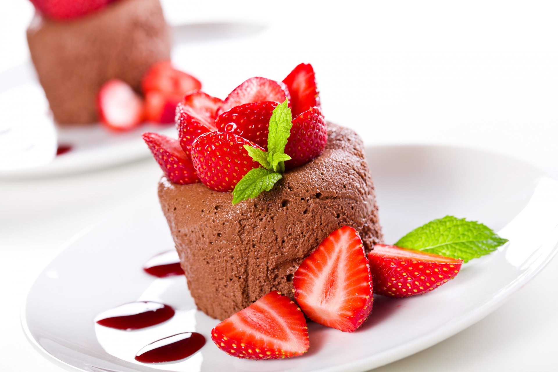 mousse chocolat dessert doux baies rouges fraise menthe assiette