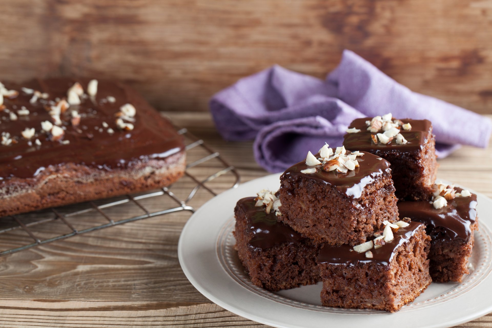 torte cioccolato cottura noci glassa piatto teglia tovagliolo dolce dessert