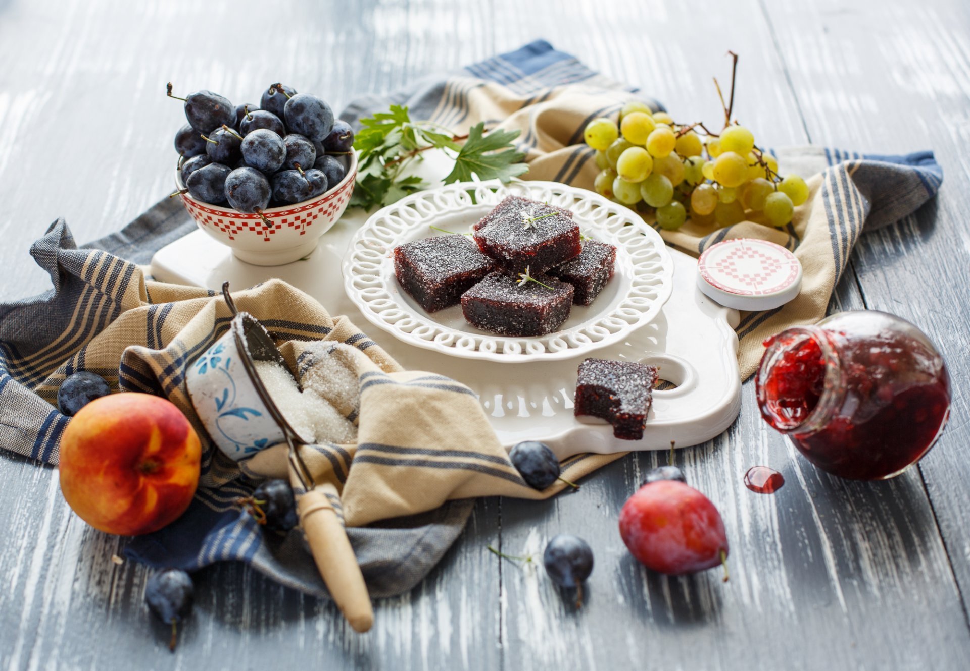 marmelade zucker trauben pflaumen pfirsich nektarine früchte beeren stillleben julia husainova