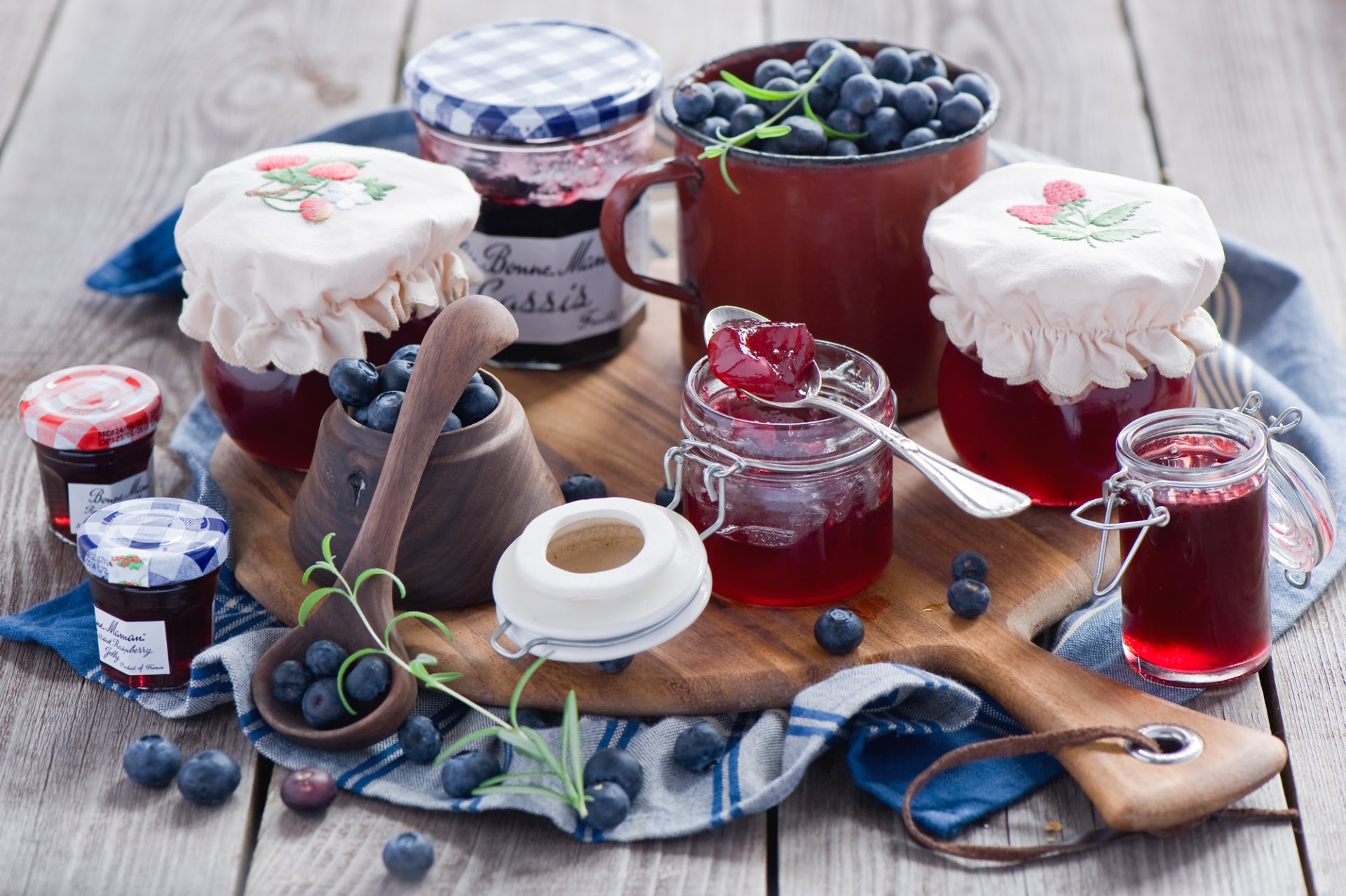 marmelade marmelade beeren blaubeeren gläser gläser geschirr tafel löffel anna verdina