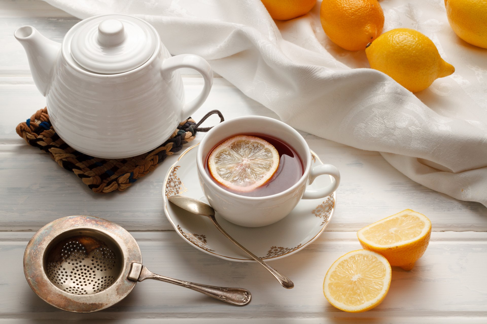 tee tasse zitronen zitrusfrüchte teekanne sieb geschirr