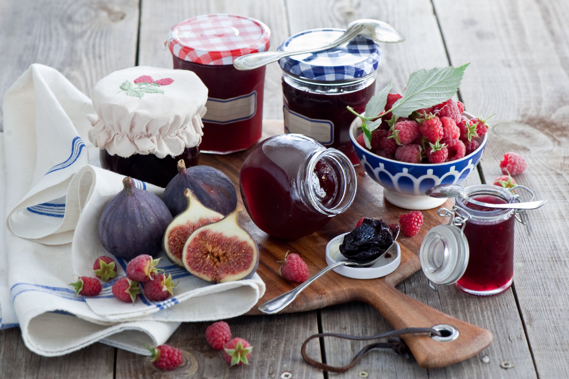 confiture confiture framboises baies figues pots cuillères planche anna verdina