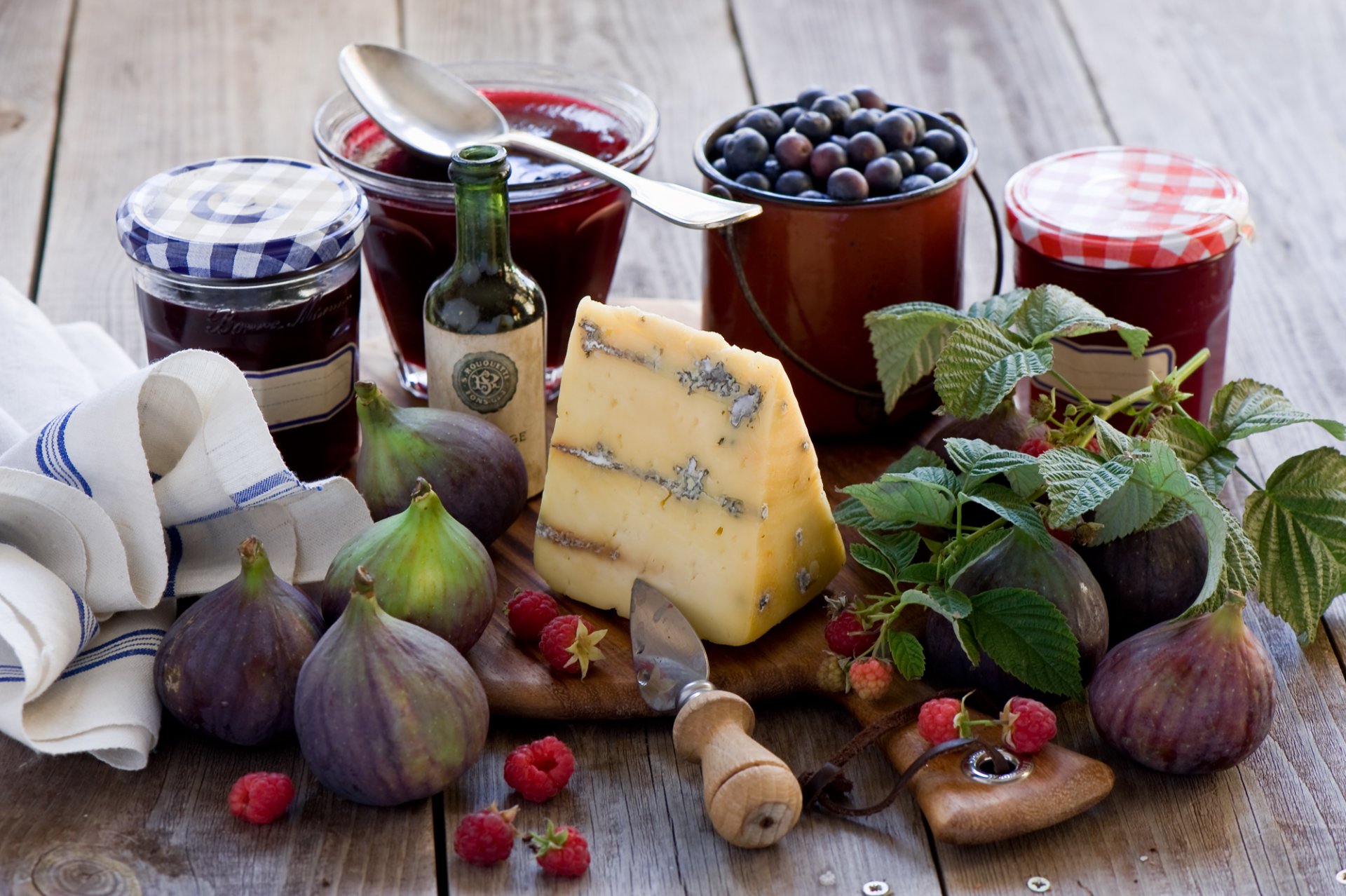 bacche formaggio marmellata fichi lamponi natura morta