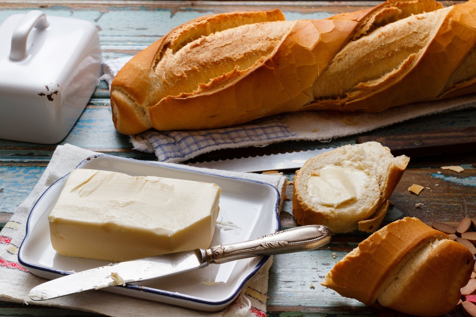 colazione cibo pagnotta baguette pane burro coltello