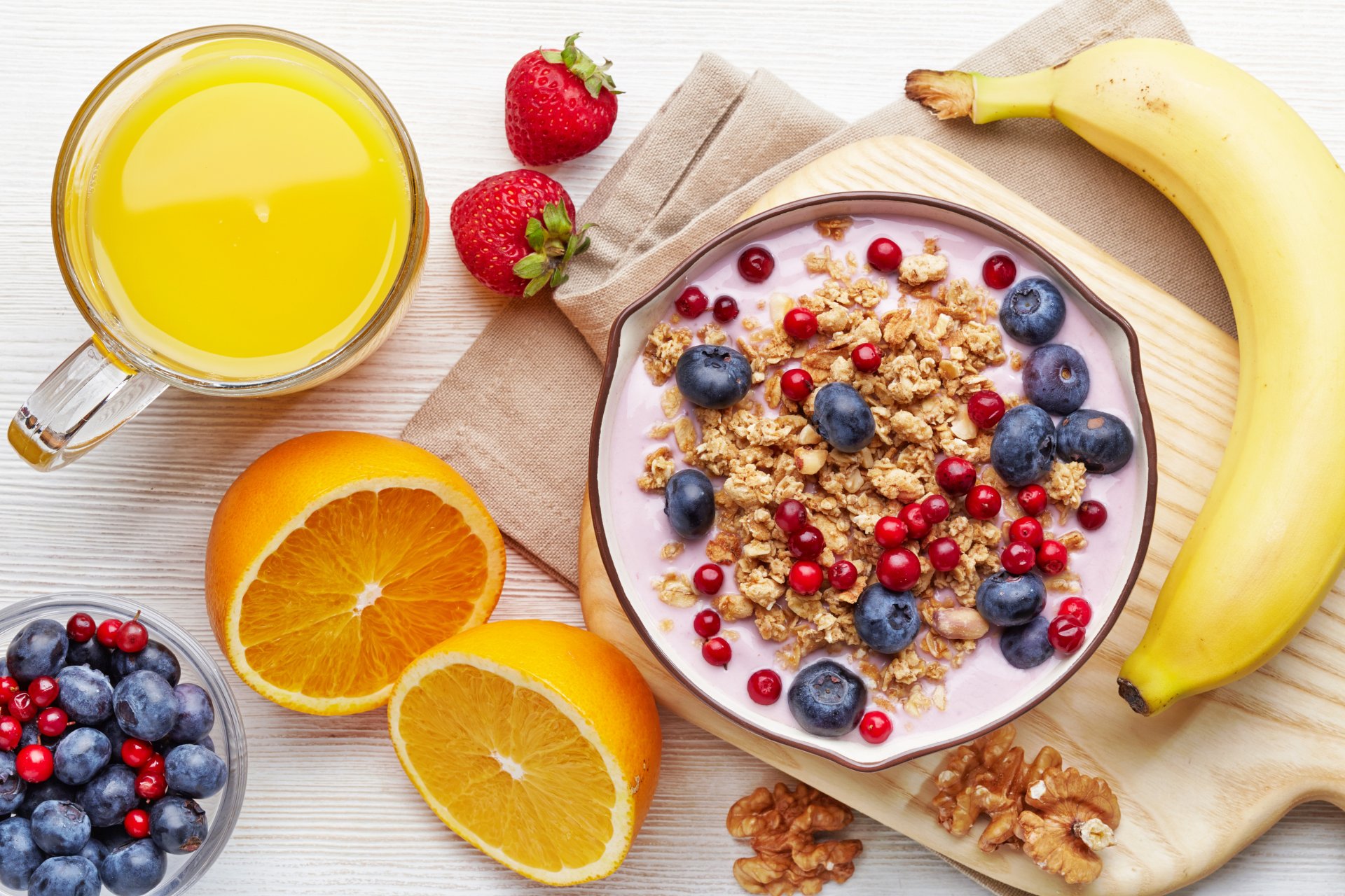 colazione banana arancia mirtillo ribes fragola succo di frutta tazza frutta farina d avena latte yogurt muesli mirtillo noce