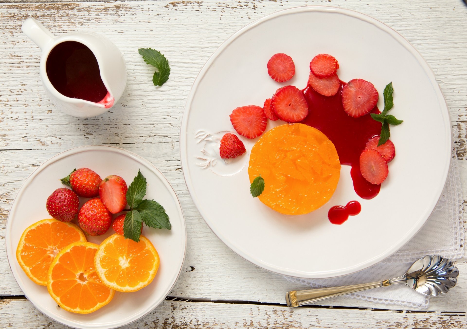 terrine aus orangen orangen erdbeeren beeren soße dessert