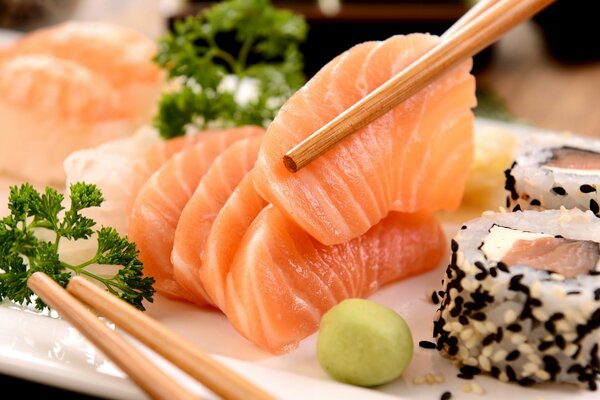 Piatto di pesce e sushi in stile giapponese con bacchette