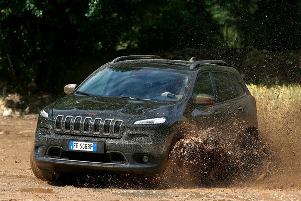 Jeep Cherokee se déplace à travers les flaques d eau