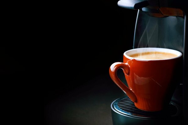 Caffè profumato caldo dalla caffettiera