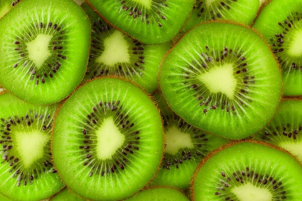 Jugosas rodajas de kiwi. Frutas brillantes