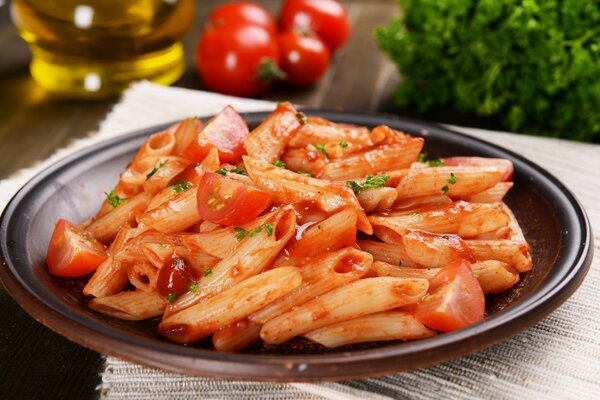 Pasta mit Pilzen auf einem Teller in Tomatensauce