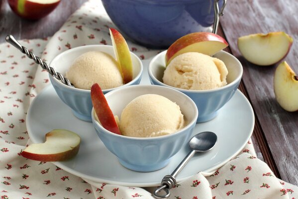 Postre en un plato. Helado con rodajas de manzana