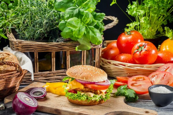 Hamburger mit Zwiebeln, Tomaten und Schnitzel