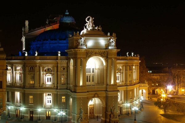 La ciudad nocturna de Odessa en Ucrania