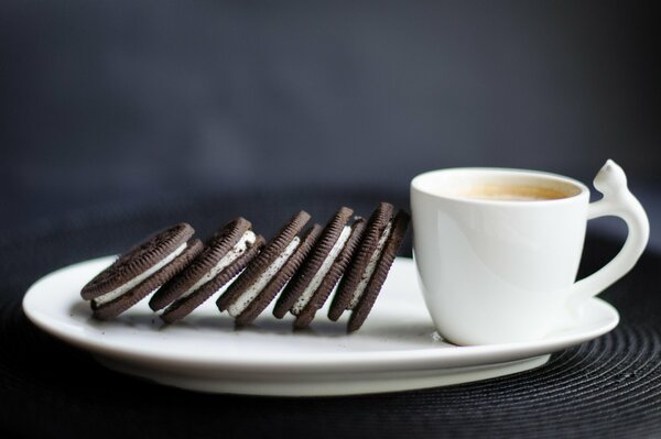 Caffè per colazione in tazza bianca e biscotti con gocce di cioccolato