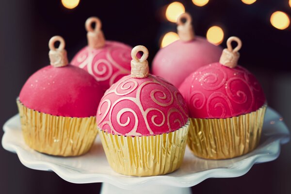 Festliche Muffins in Form von Weihnachtskugeln