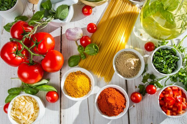 Spaghetti with vegetables, spices and cheese