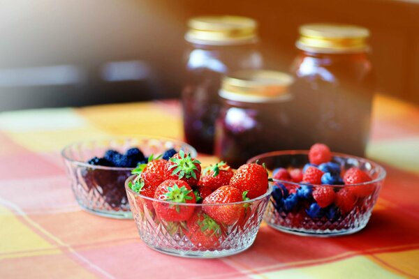 Ciotole con bacche. Il gusto dell estate