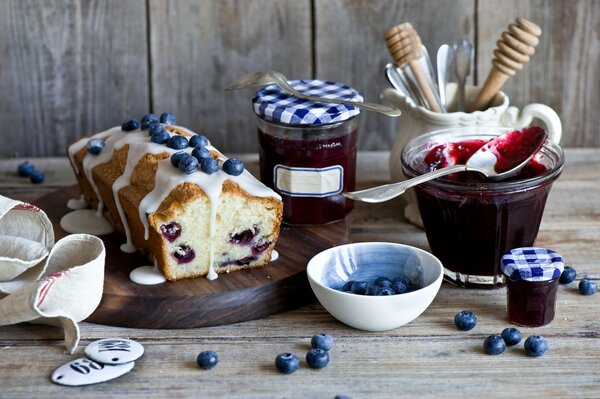 Stillleben-Cupcake mit Rosinen, Marmelade und Besteck