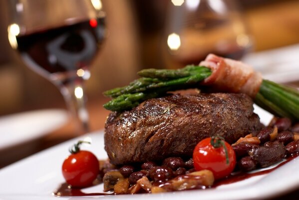 Meat dish with cherry tomatoes and wine