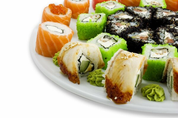 Plato con diferentes tipos de sushi