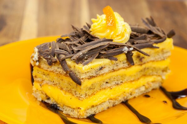 Pastel de chocolate con crema y glaseado