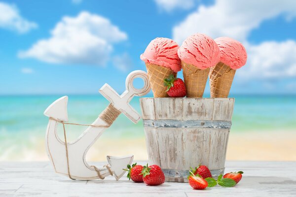 Gelato alla fragola in riva al mare