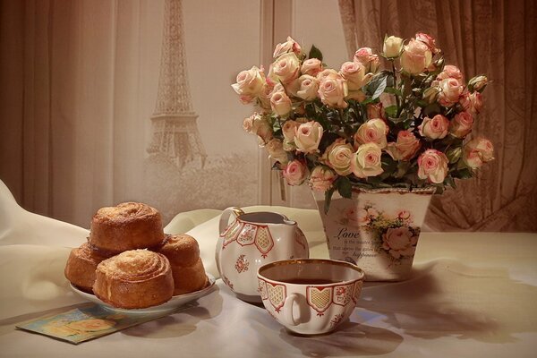 Nature morte avec bouquet de roses et de pâtisseries