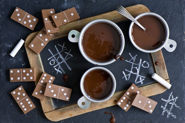 Cioccolata calda e Domino sul tavolo